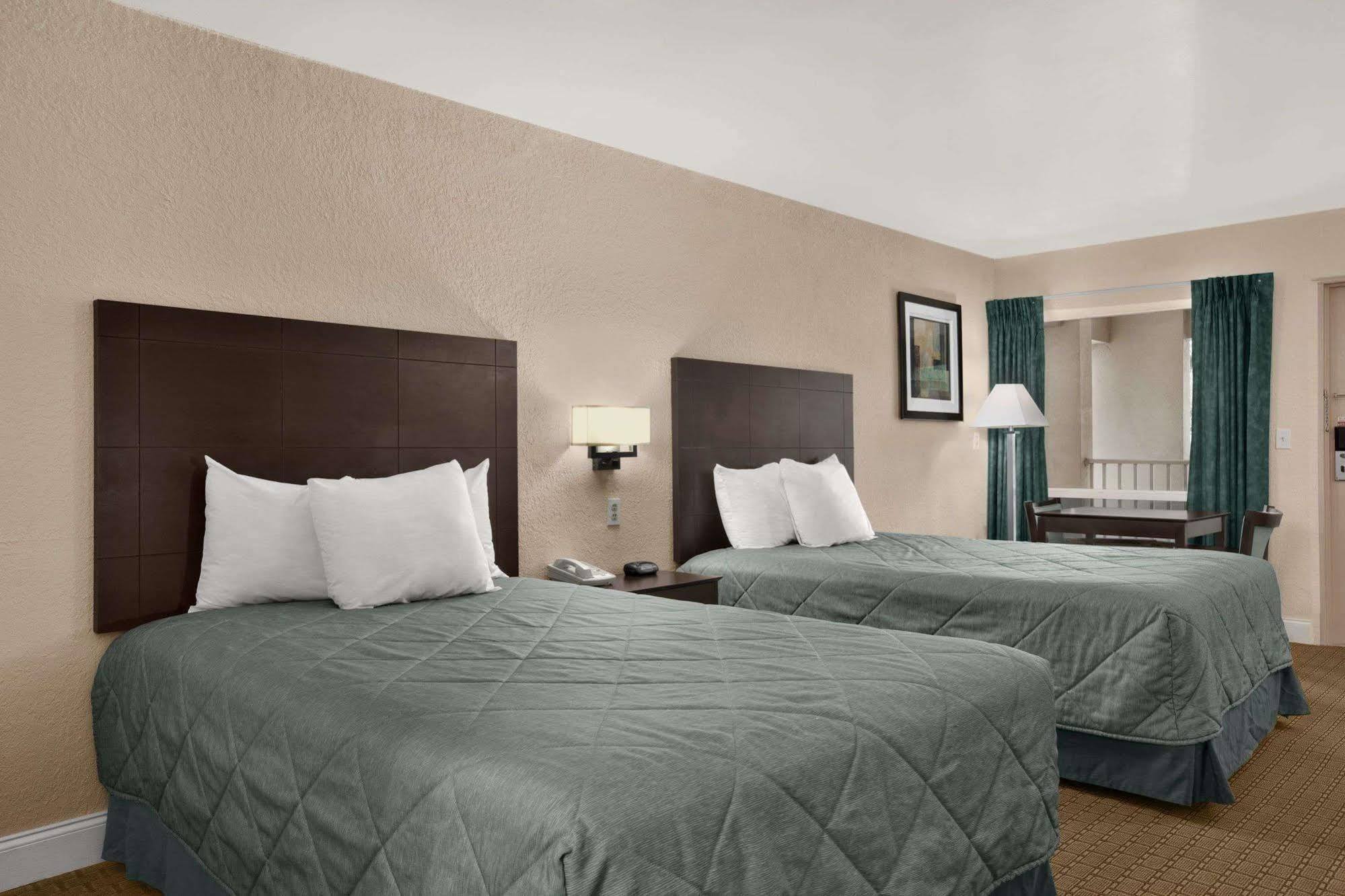 Ramada Limited Clearwater Hotel And Suites Eksteriør billede